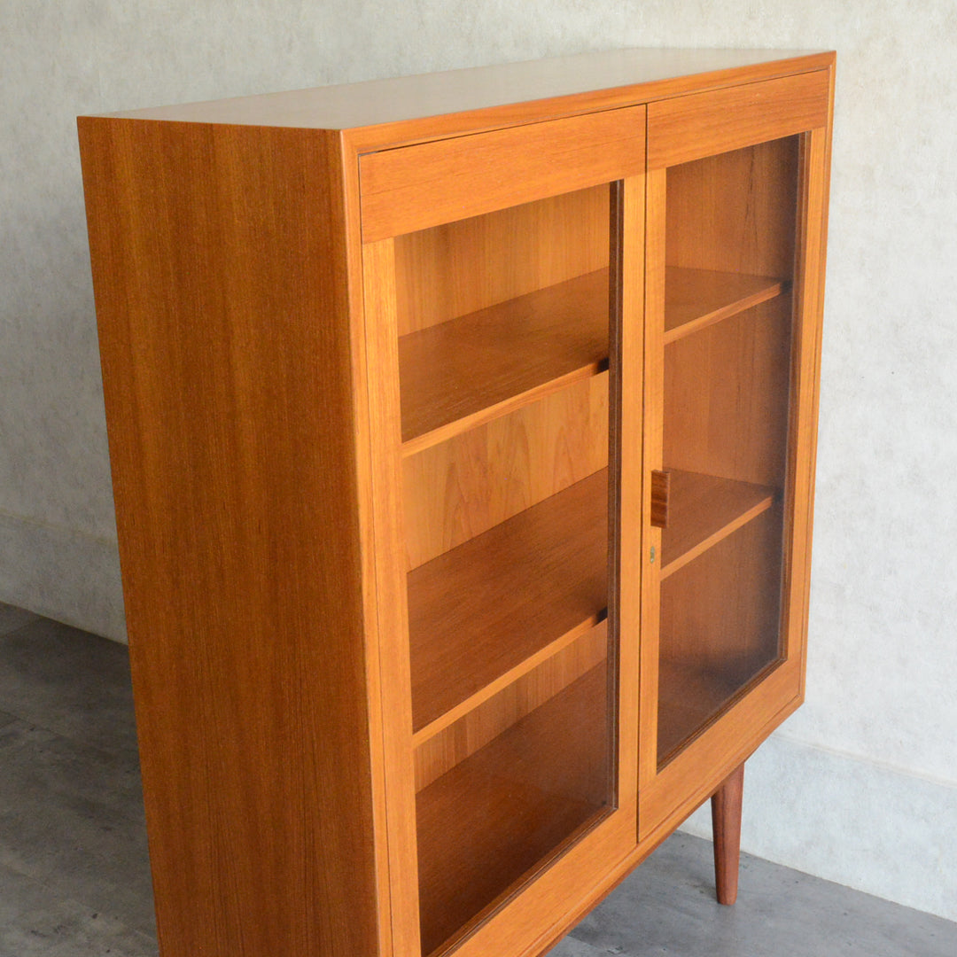 スウェーデンヴィンテージ ＜OLD IKEA ＞ガラスキャビネット5-157(鍵付）