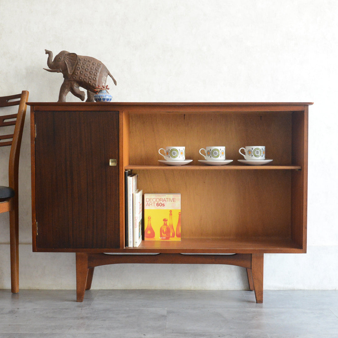 ミッドセンンチュリーヴィンテージ　脚付ガラスキャビネット 104(木扉）