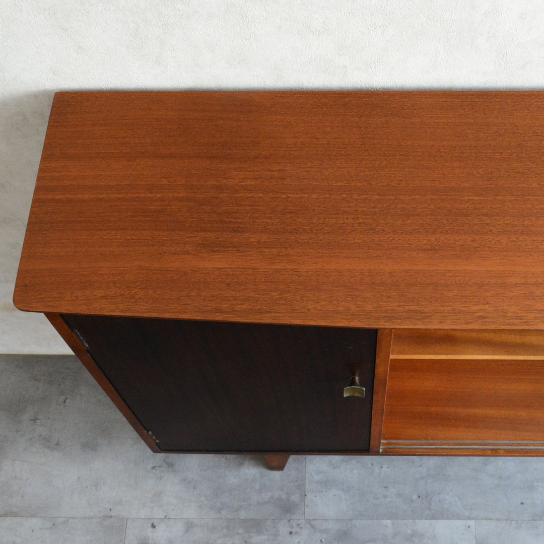 ミッドセンンチュリーヴィンテージ　脚付ガラスキャビネット 104(木扉）