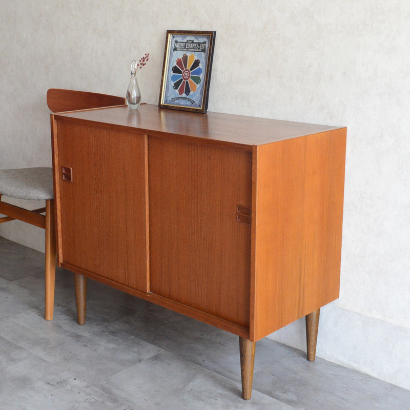 デンマーク ヴィンテージ  チークキャビネット 8-52