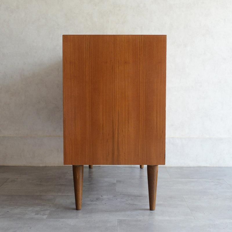 デンマーク ヴィンテージ  チークキャビネット 8-52