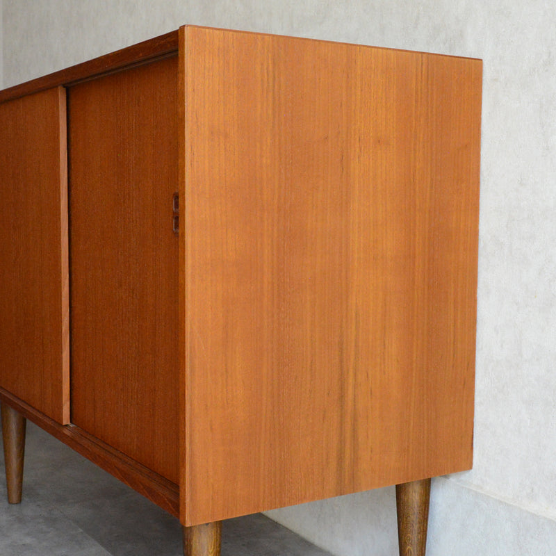 デンマーク ヴィンテージ  チークキャビネット 8-52