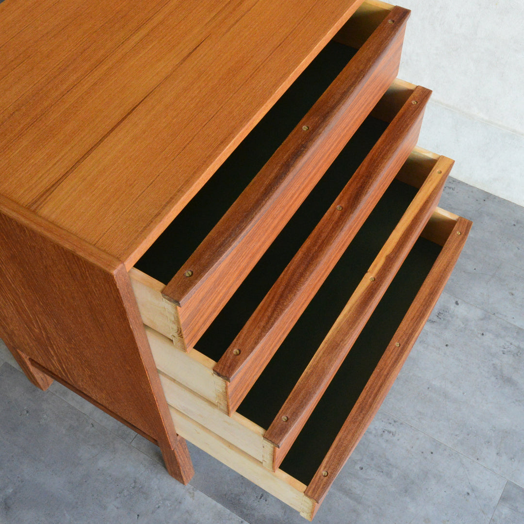 スウェーデンヴィンテージ Nils Johnsson チーク４段チェスト 5-175