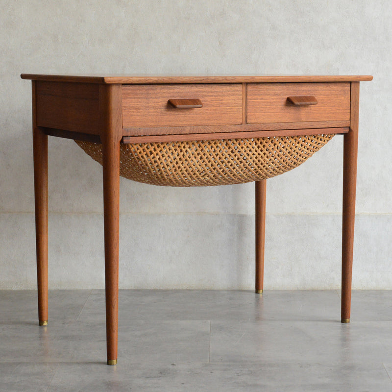 デンマークヴィンテージ　チーク ソーイングテーブル5-176