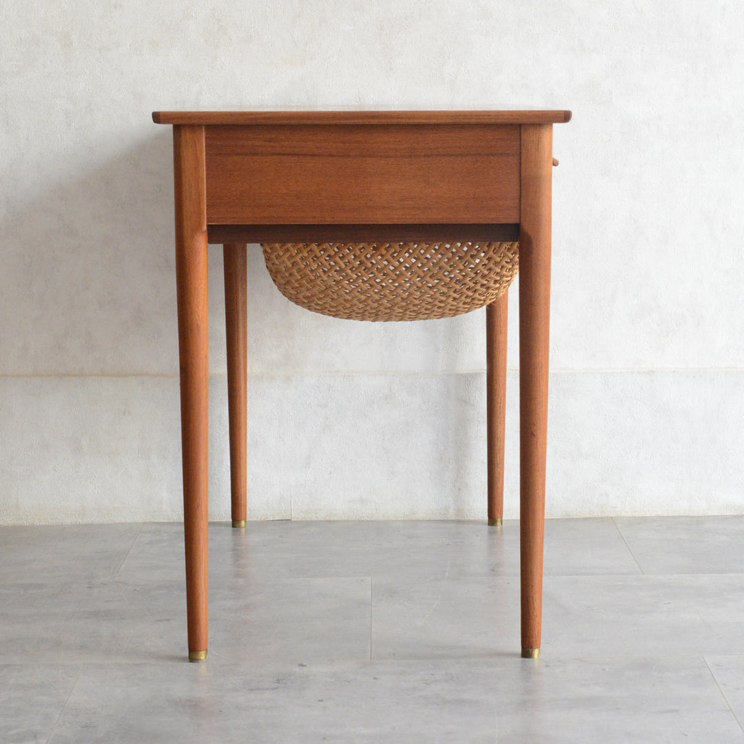 デンマークヴィンテージ　チーク ソーイングテーブル5-176