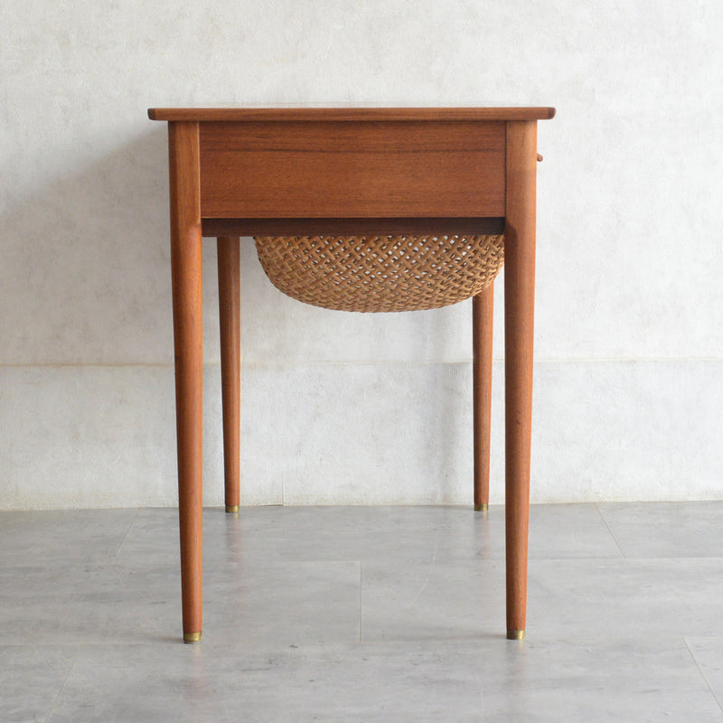 デンマークヴィンテージ　チーク ソーイングテーブル5-176