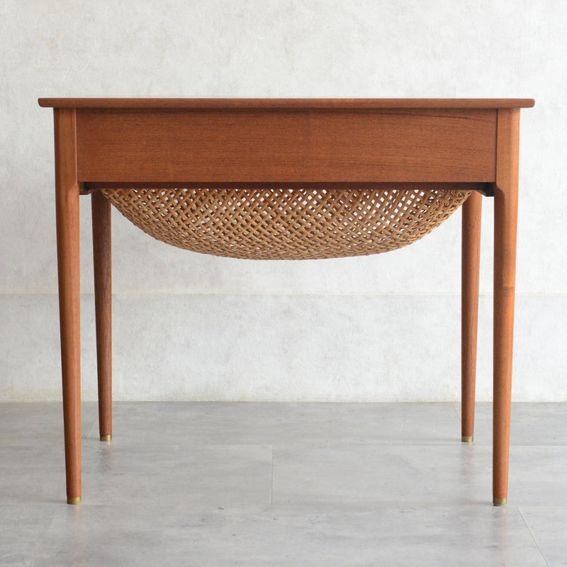 デンマークヴィンテージ　チーク ソーイングテーブル5-176