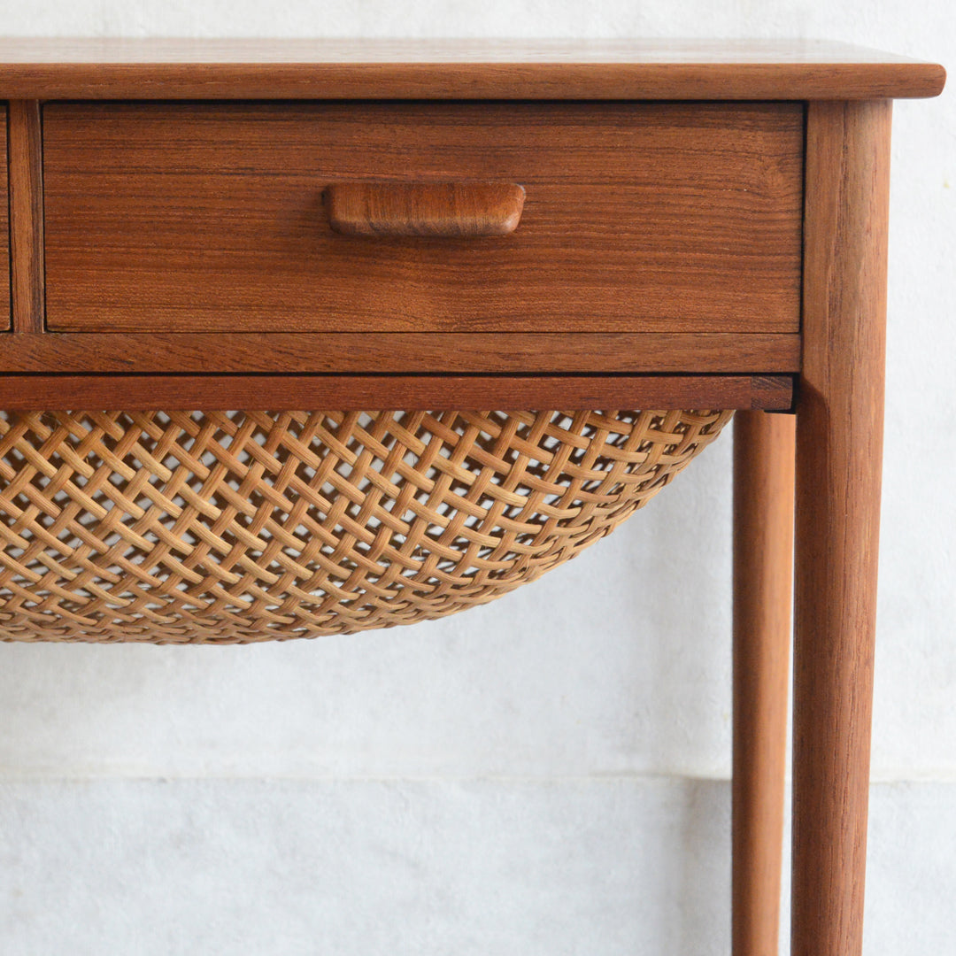 デンマークヴィンテージ　チーク ソーイングテーブル5-176