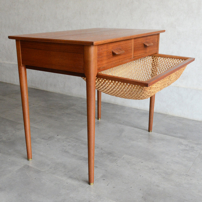 デンマークヴィンテージ　チーク ソーイングテーブル5-176