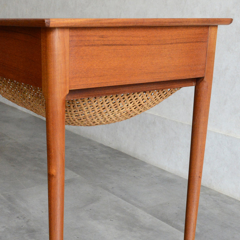 デンマークヴィンテージ　チーク ソーイングテーブル5-176