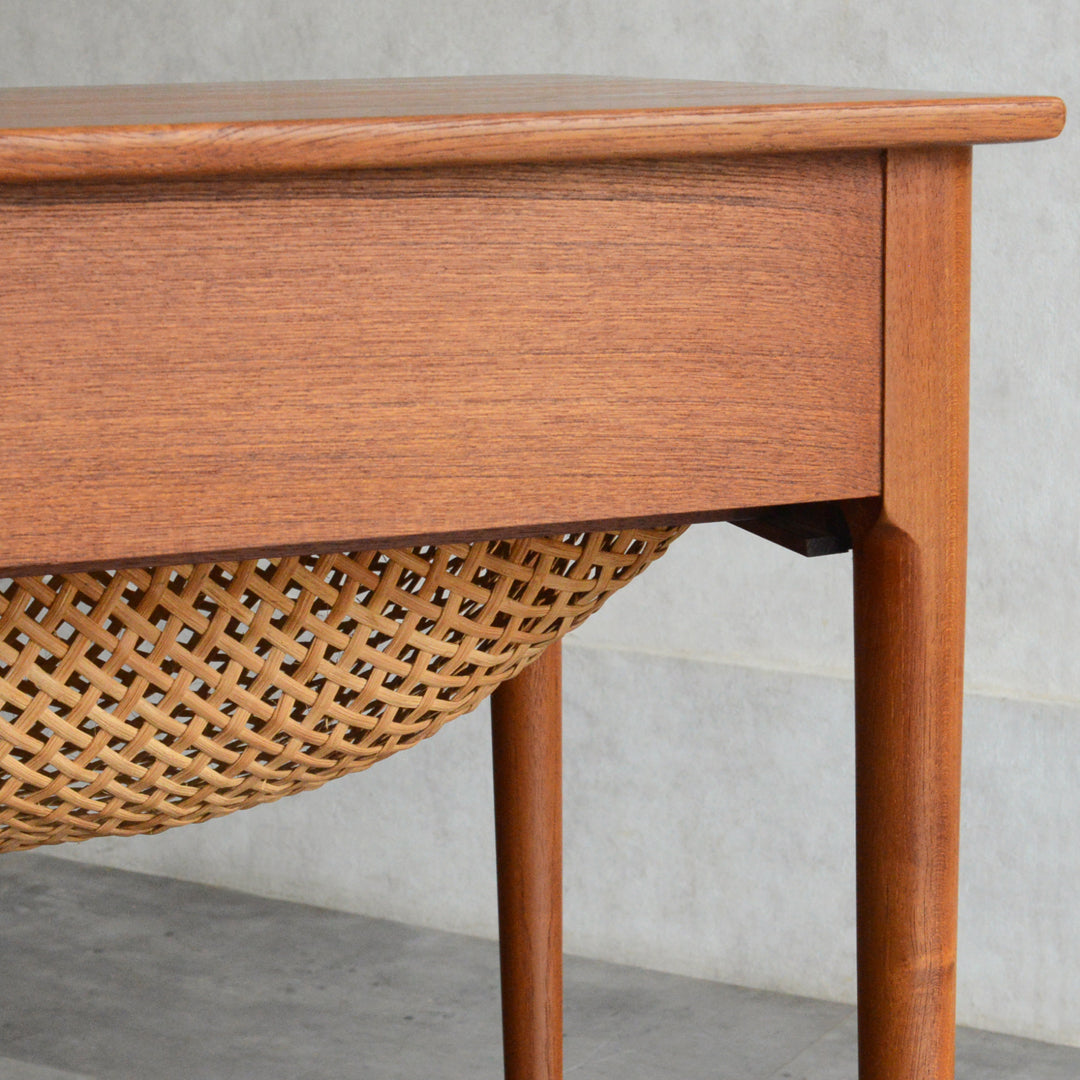 デンマークヴィンテージ　チーク ソーイングテーブル5-176