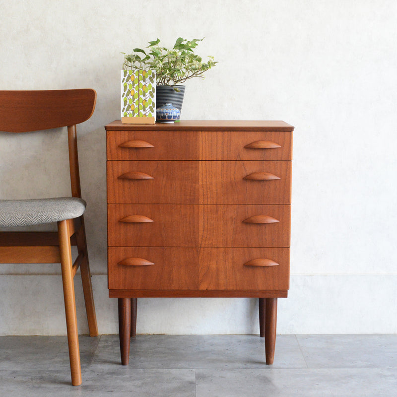 060124h06125　デンマークヴィンテージ  チーク３段スモールチェスト 5-129