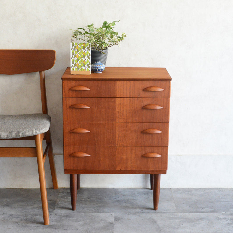 060124h06125　デンマークヴィンテージ  チーク３段スモールチェスト 5-129
