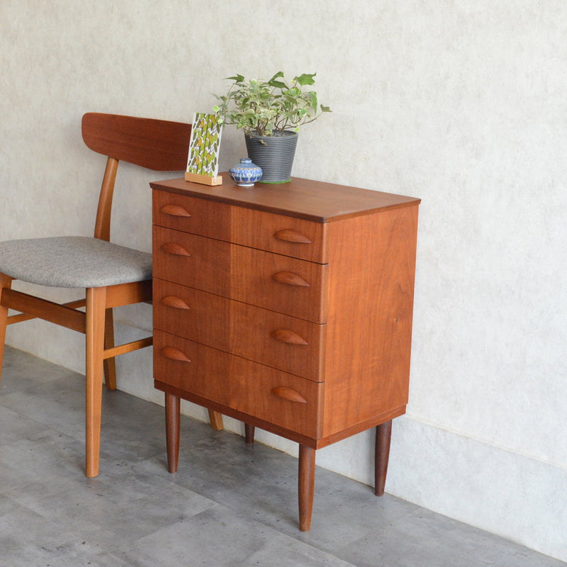 060124h06125　デンマークヴィンテージ  チーク３段スモールチェスト 5-129