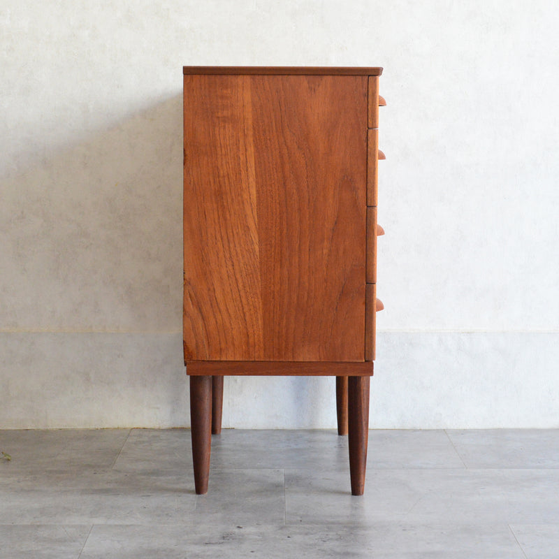 060124h06125　デンマークヴィンテージ  チーク３段スモールチェスト 5-129