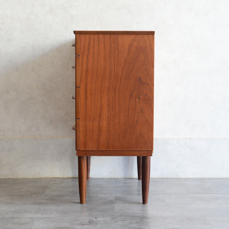 060124h06125　デンマークヴィンテージ  チーク３段スモールチェスト 5-129