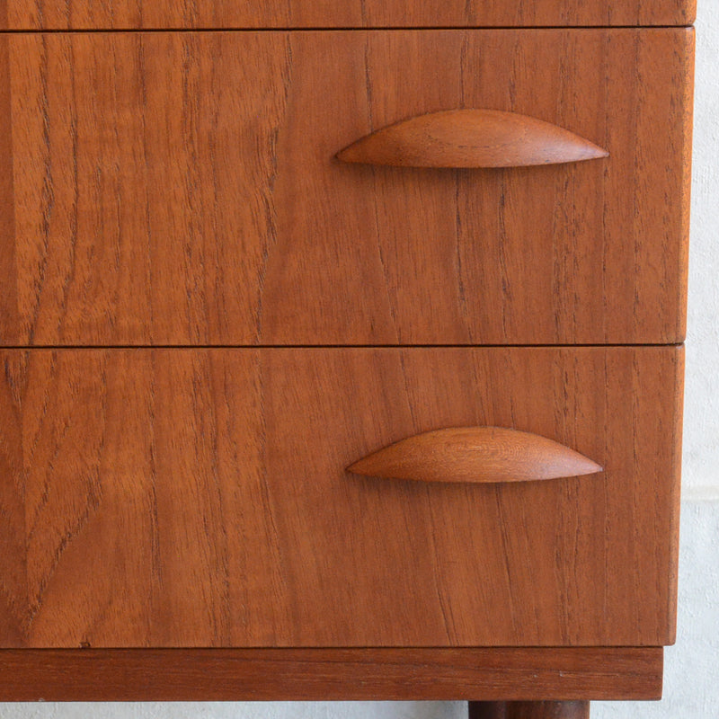 060124h06125　デンマークヴィンテージ  チーク３段スモールチェスト 5-129