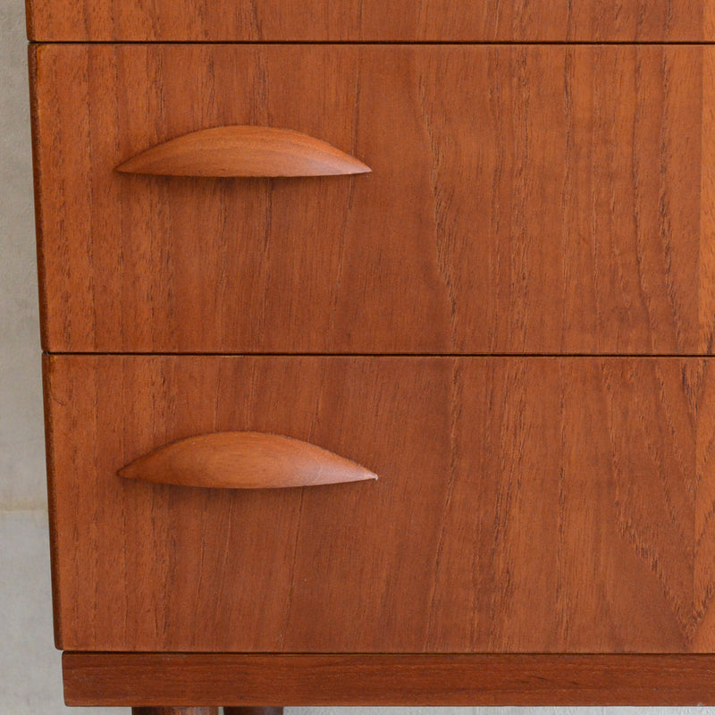 060124h06125　デンマークヴィンテージ  チーク３段スモールチェスト 5-129