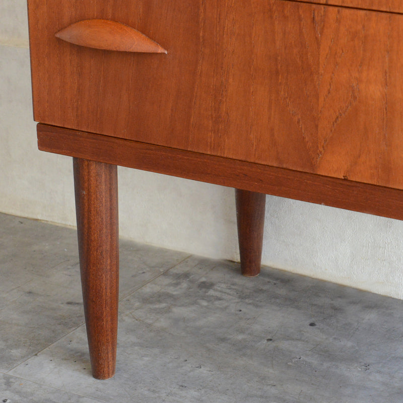 060124h06125　デンマークヴィンテージ  チーク３段スモールチェスト 5-129