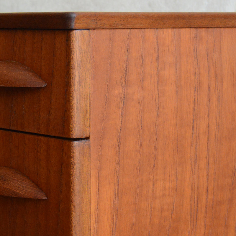 060124h06125　デンマークヴィンテージ  チーク３段スモールチェスト 5-129