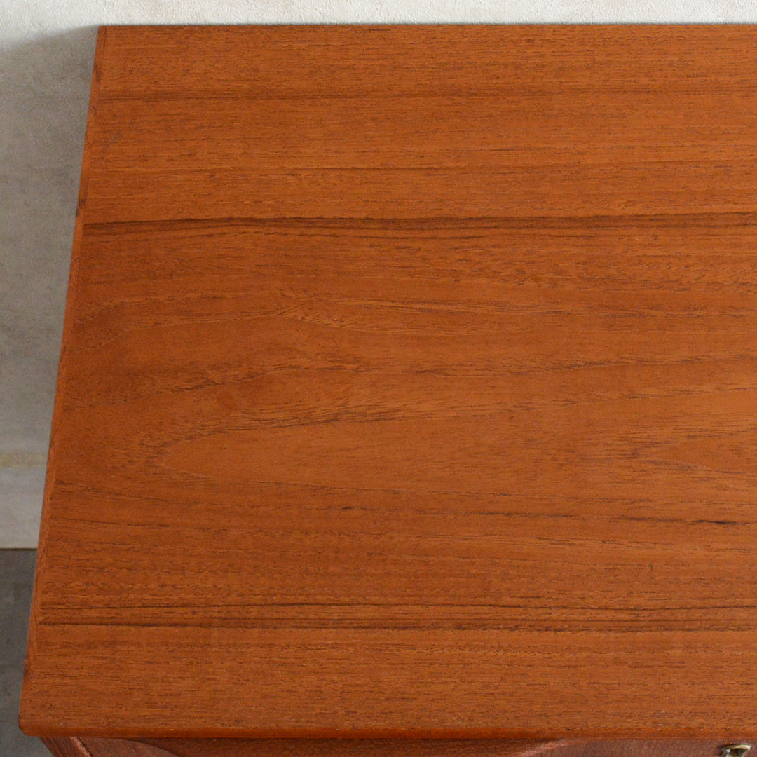 デンマーク ヴィンテージ  チーク ４段 チェスト 5-123