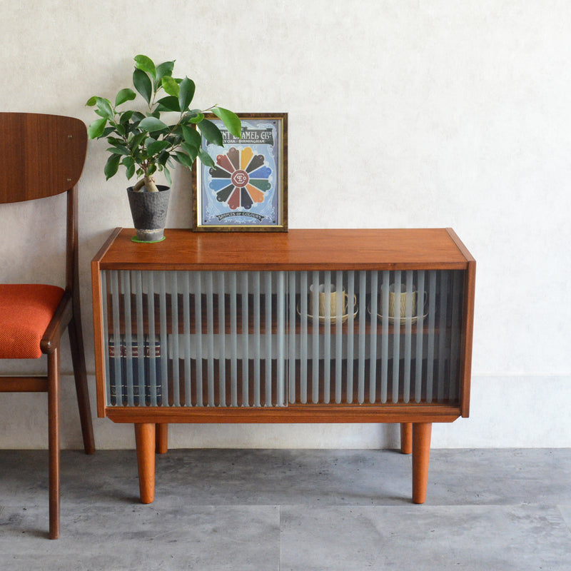 デンマーク ヴィンテージ　チーク キャビネット6-77 (ストライプガラス戸付）