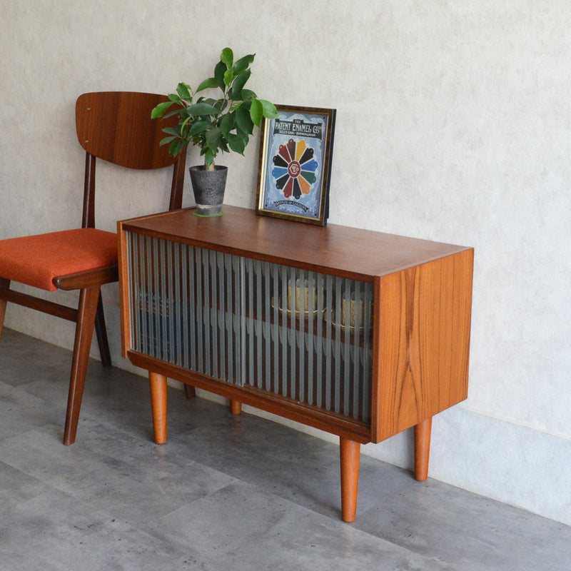 デンマーク ヴィンテージ　チーク キャビネット6-77 (ストライプガラス戸付）