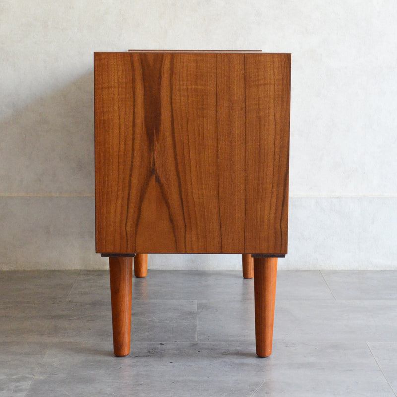 デンマーク ヴィンテージ　チーク キャビネット6-77 (ストライプガラス戸付）