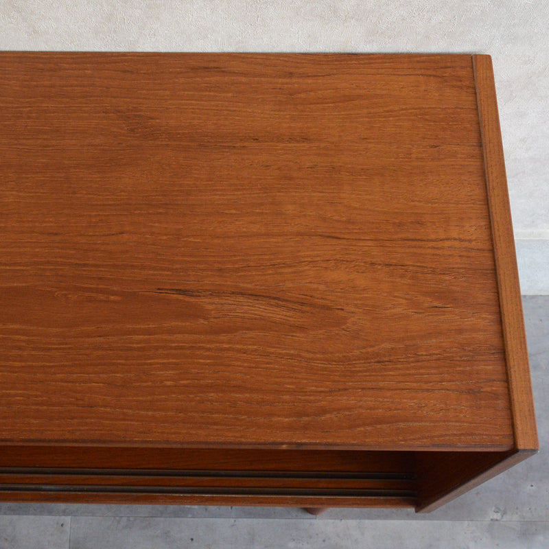 デンマーク ヴィンテージ　チーク キャビネット6-77 (ストライプガラス戸付）