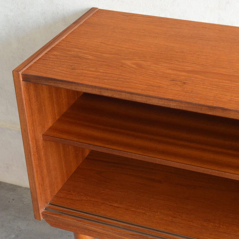 デンマーク ヴィンテージ　チーク キャビネット6-77 (ストライプガラス戸付）