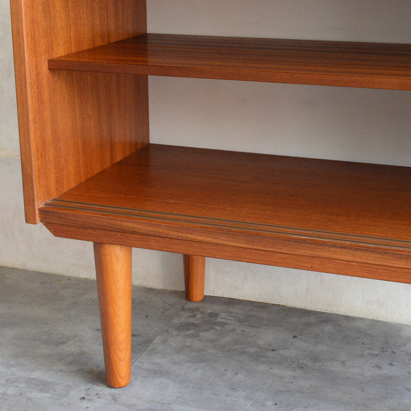 デンマーク ヴィンテージ　チーク キャビネット6-77 (ストライプガラス戸付）