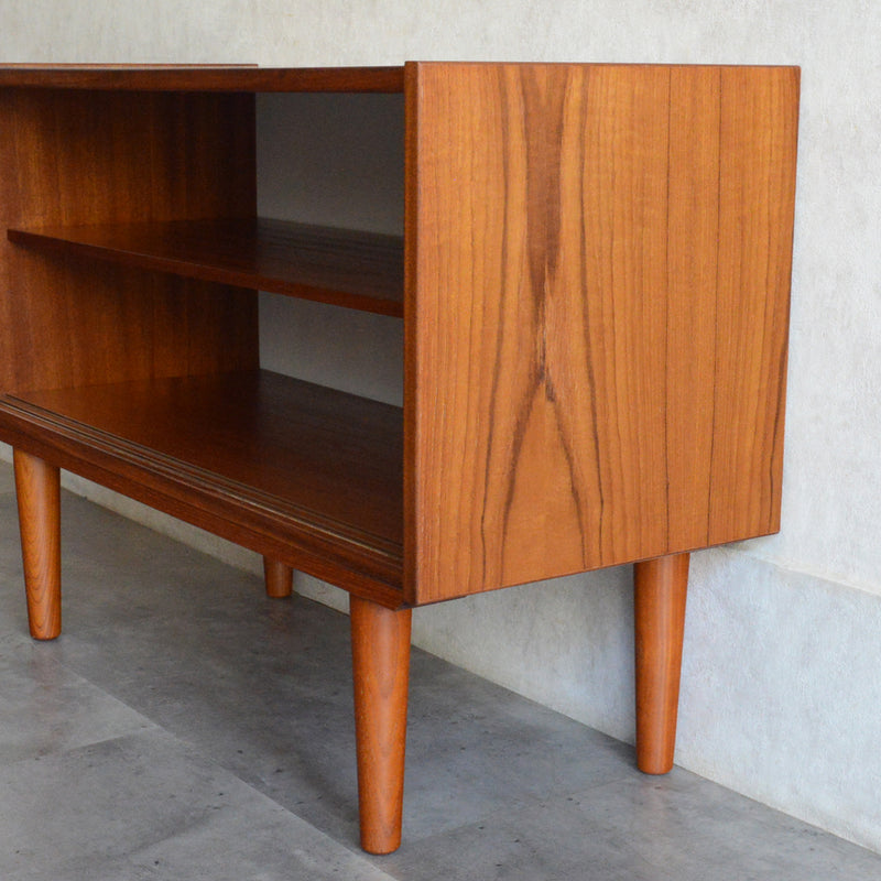 デンマーク ヴィンテージ　チーク キャビネット6-77 (ストライプガラス戸付）