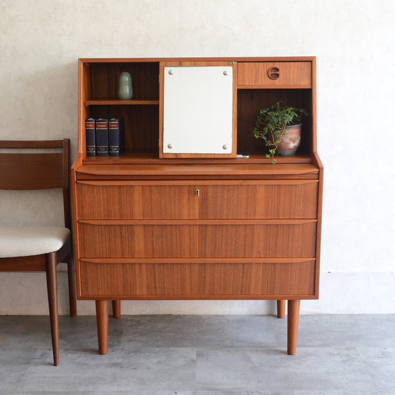 デンマーク ヴィンテージ　チークビューロー（ミラー・鍵付）6-74　