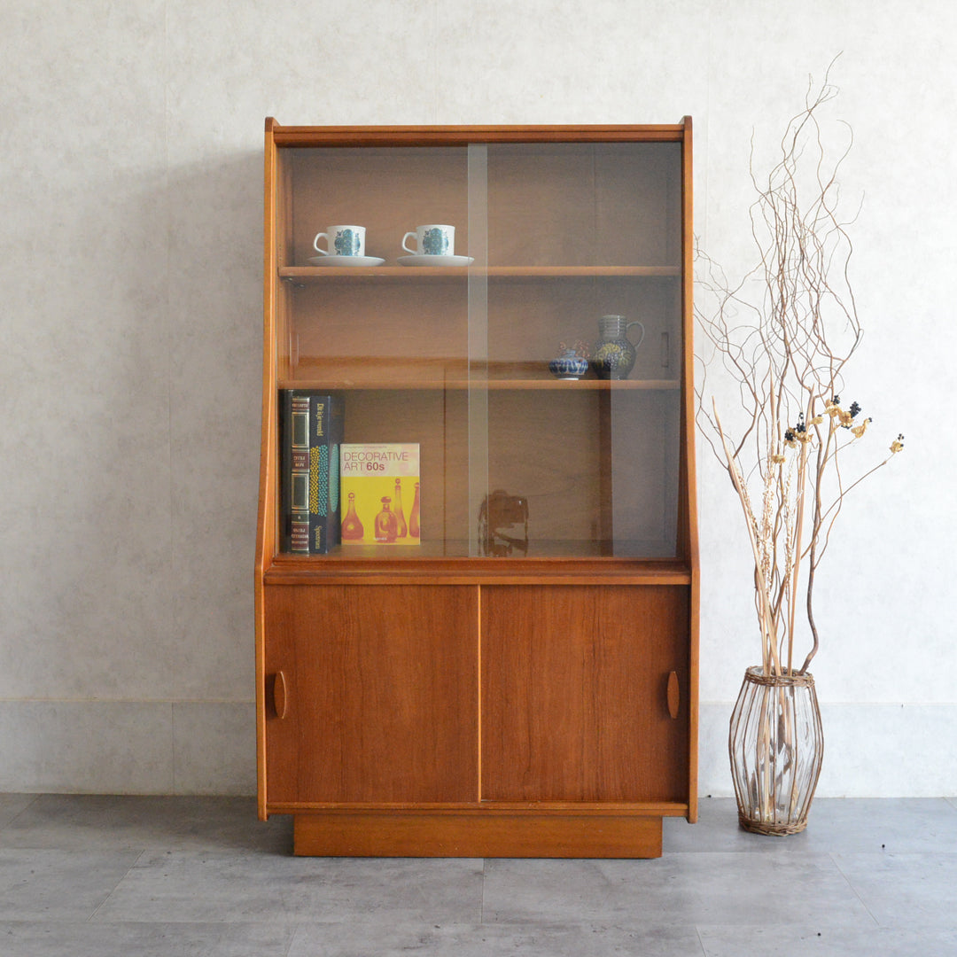 ミッドセンチュリーヴィンテージ　トールガラスキャビネット102(木扉付）