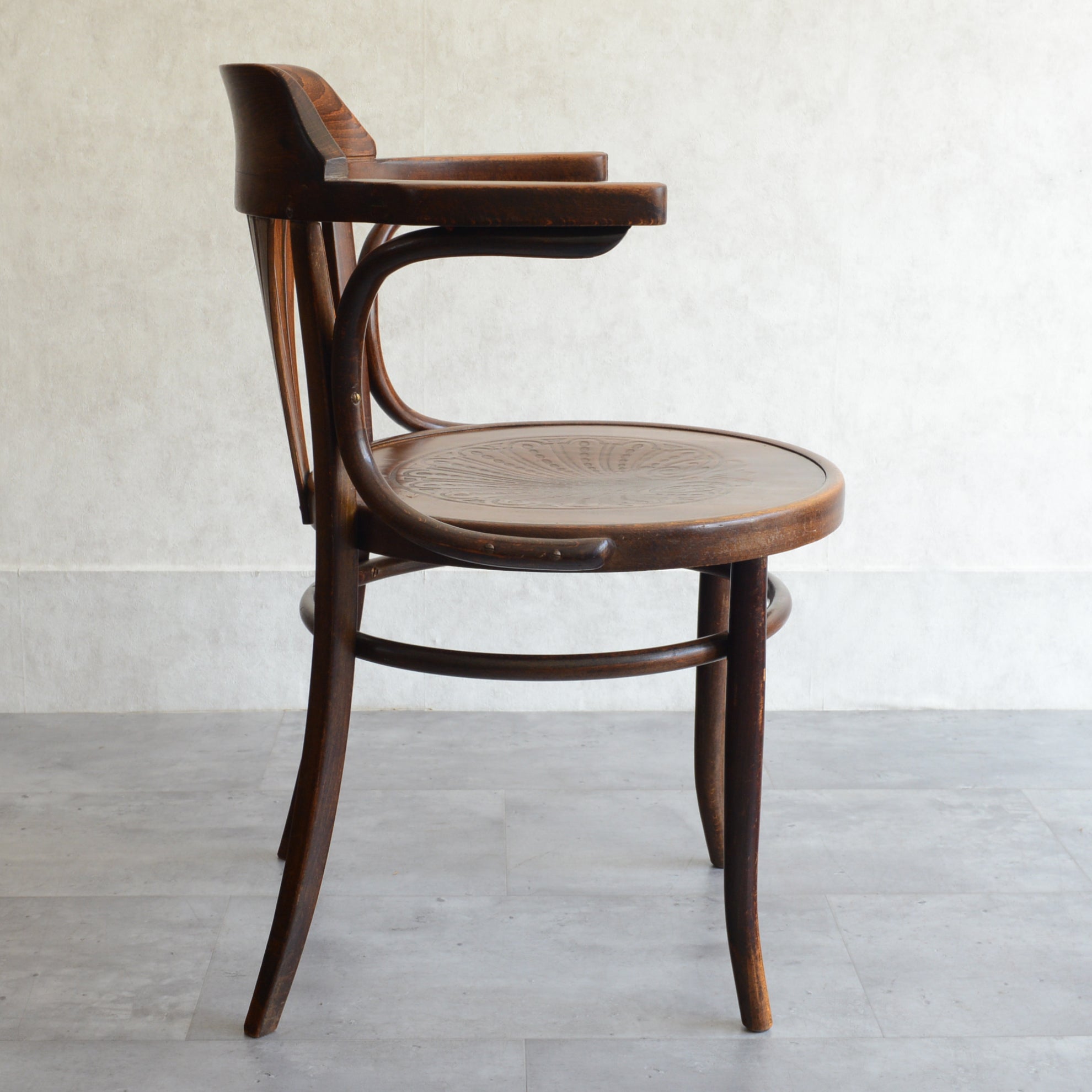 Mundus (THONET) ベントウッド アームチェア – Rowan.inc