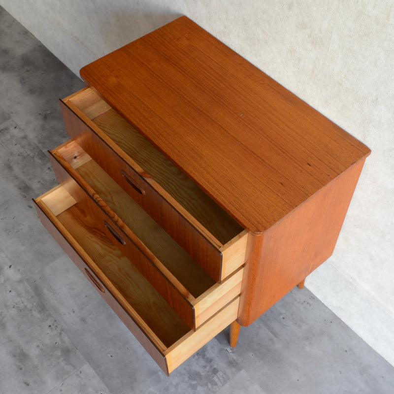 スウェーデン ヴィンテージ　3段チェスト4-05