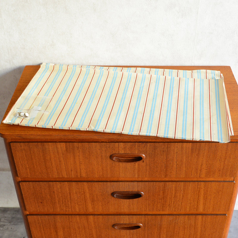 スウェーデン ヴィンテージ　3段チェスト4-05