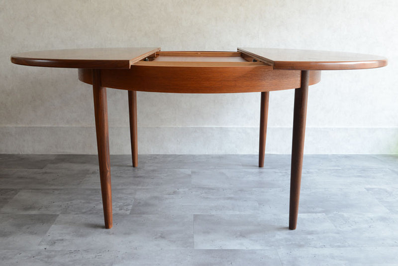 G-PLAN（ジープラン）ラウンドダイニングテーブル01