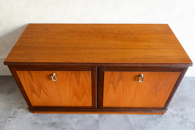 Meredew(メレデュー）ガラス扉 キャビネット