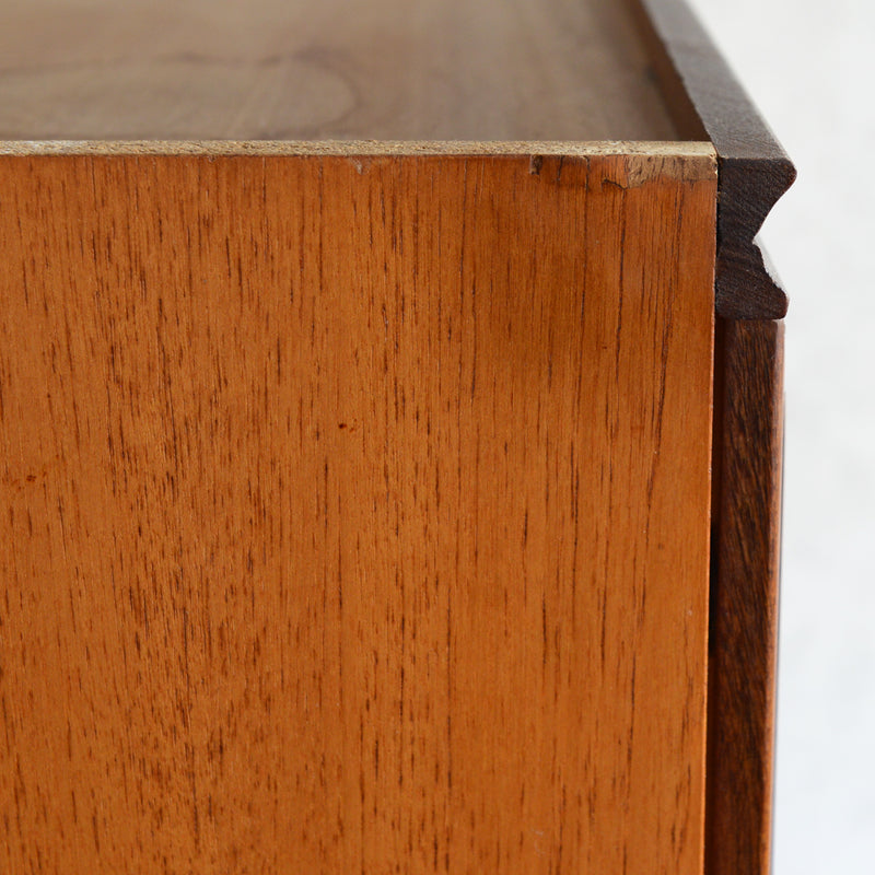 Meredew(メレデュー）ガラス扉 キャビネット