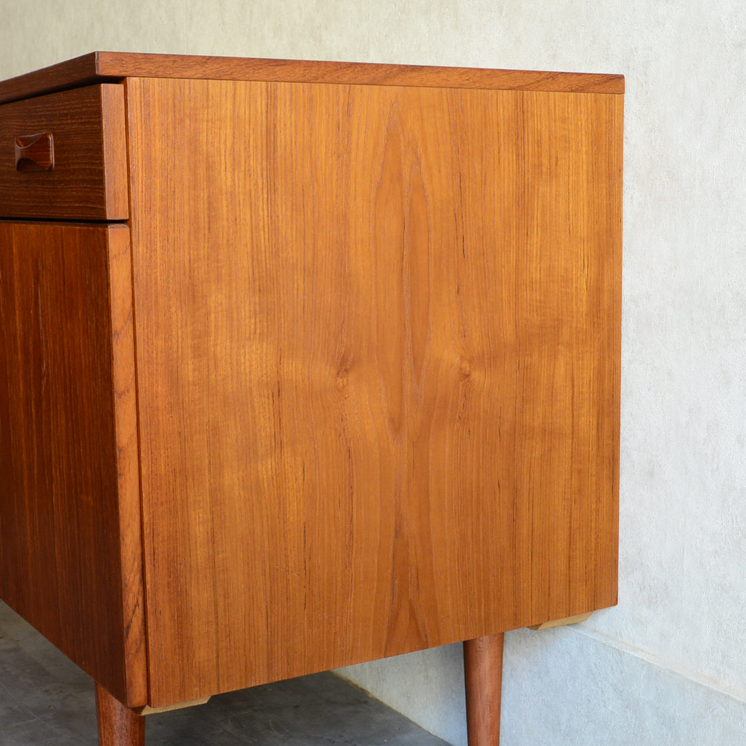 デンマークヴィンテージ  キャビネット3-1(抽斗付）