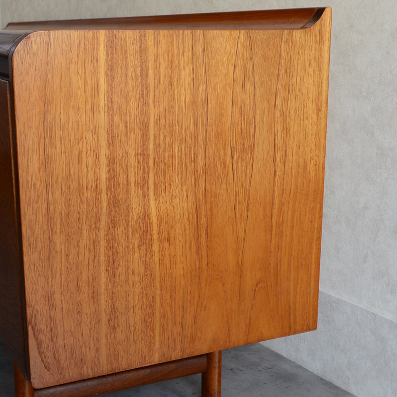 White&Newton ヴィンテージ   サイドボード 02