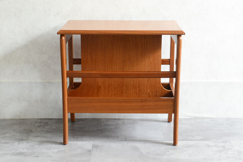 チーク　マガジンラック付きサイドテーブル