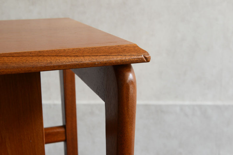 チーク　マガジンラック付きサイドテーブル