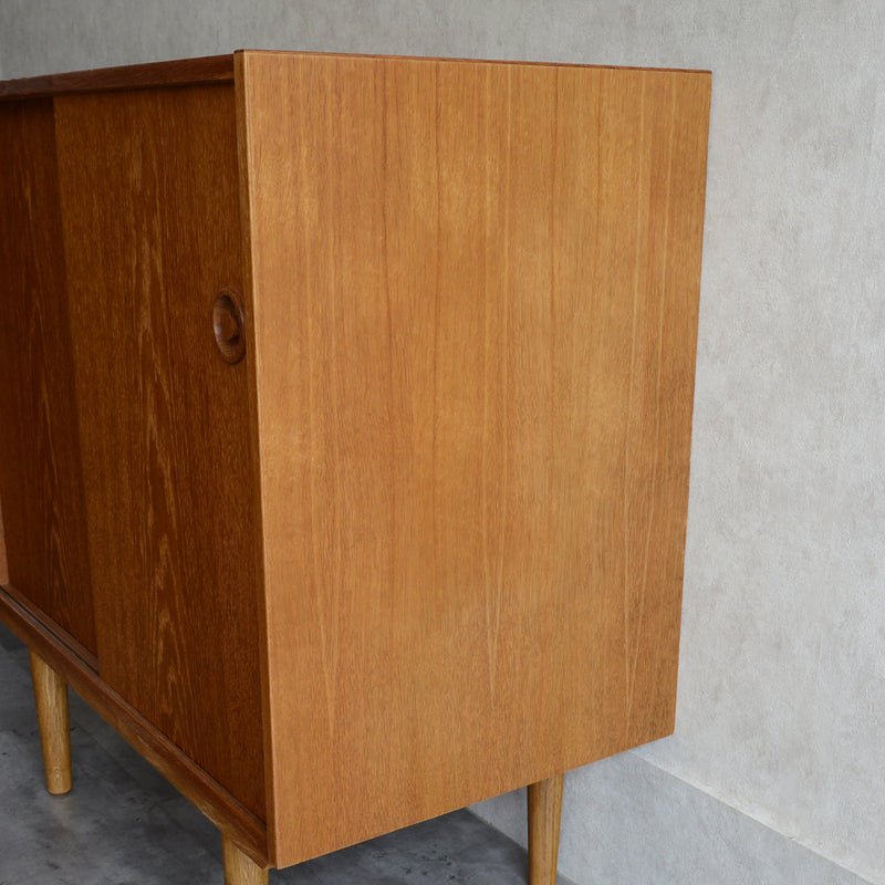 デンマーク ヴィンテージ　オークキャビネット 01