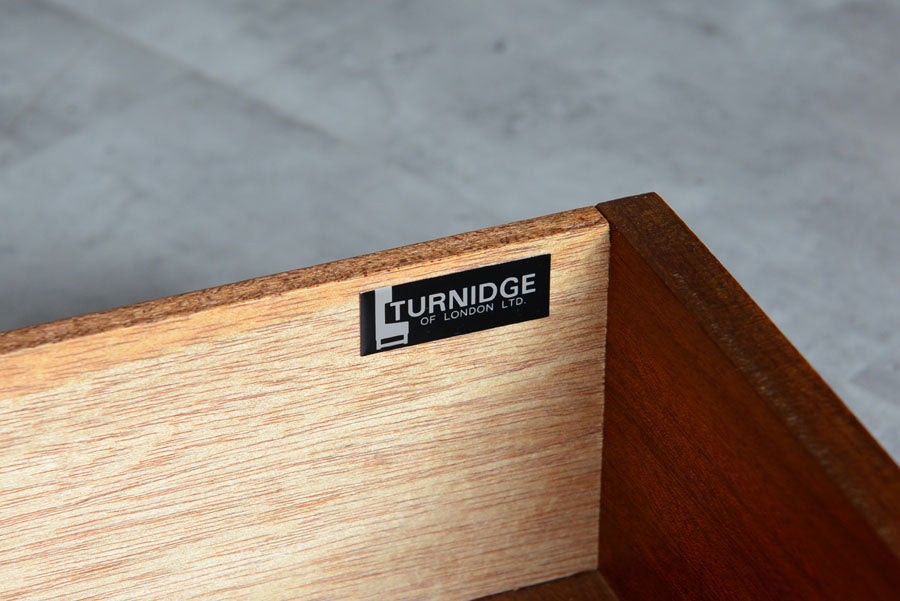 Turnidge ターニッジ　ディスプレイキャビネット　ガラス扉　チーク