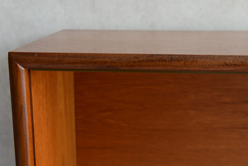 Turnidge ターニッジ　ディスプレイキャビネット　ガラス扉　チーク