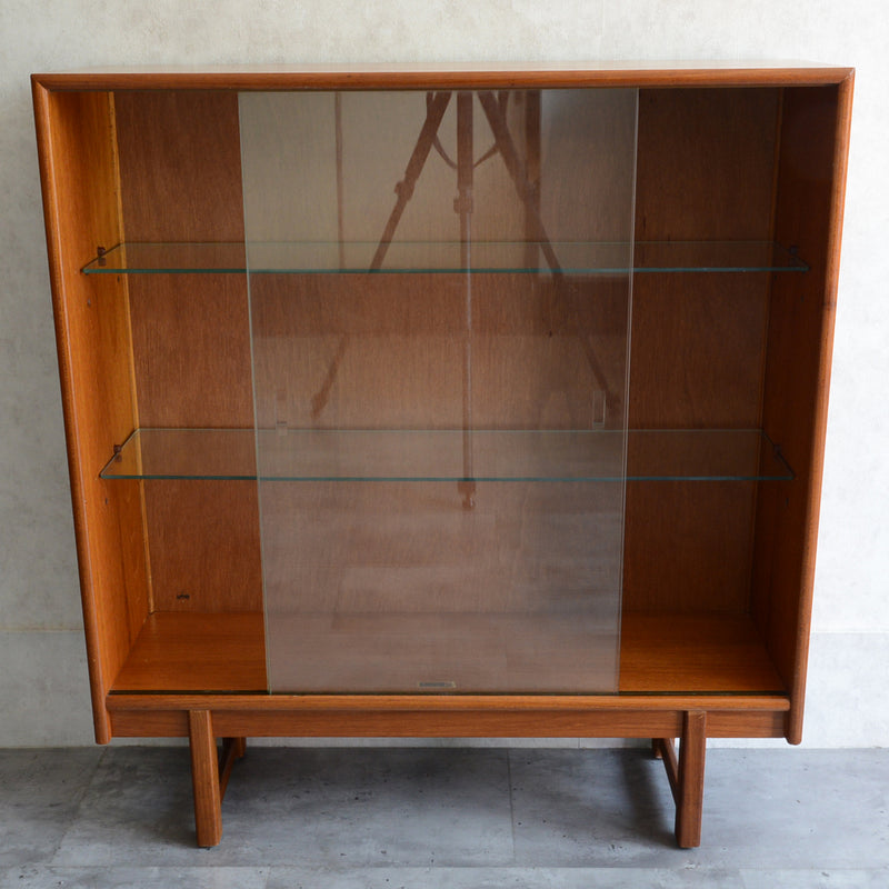 Turnidge ターニッジ　ガラスキャビネット