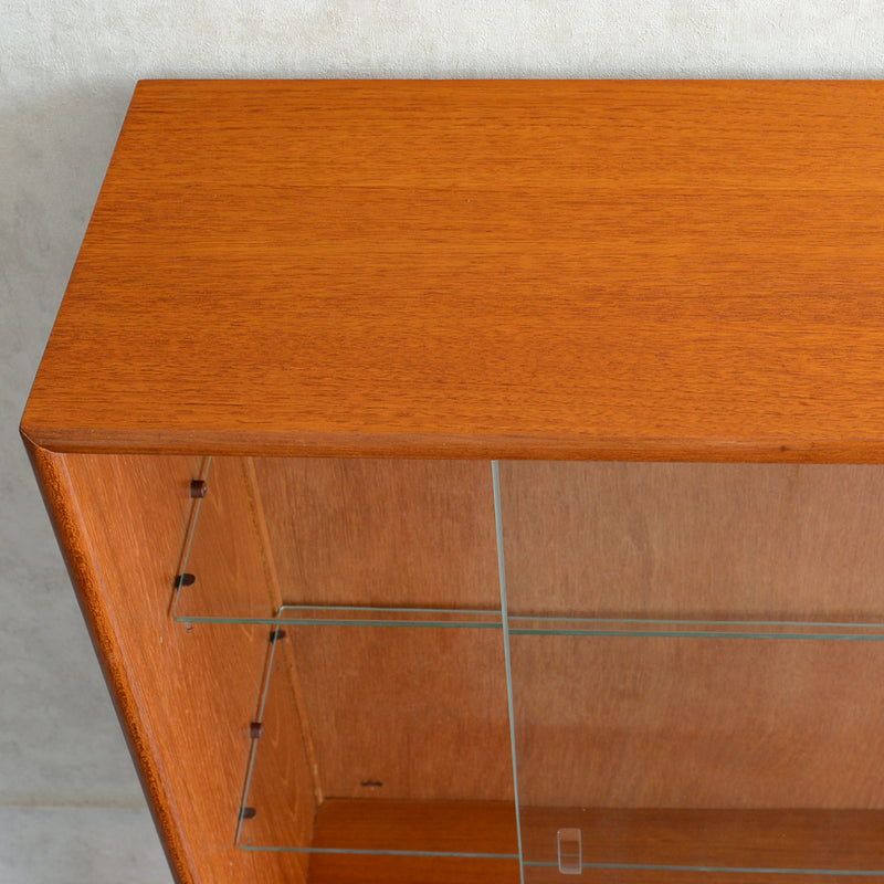 Turnidge ターニッジ　ガラスキャビネット