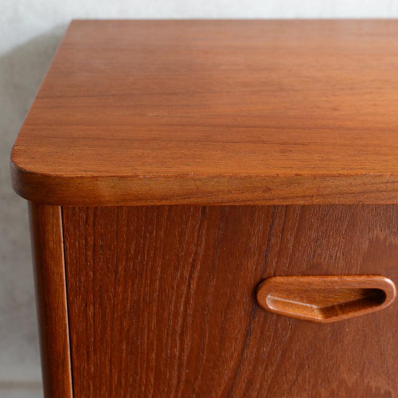 スウェーデンヴィンテージ　3段チェスト 4-09